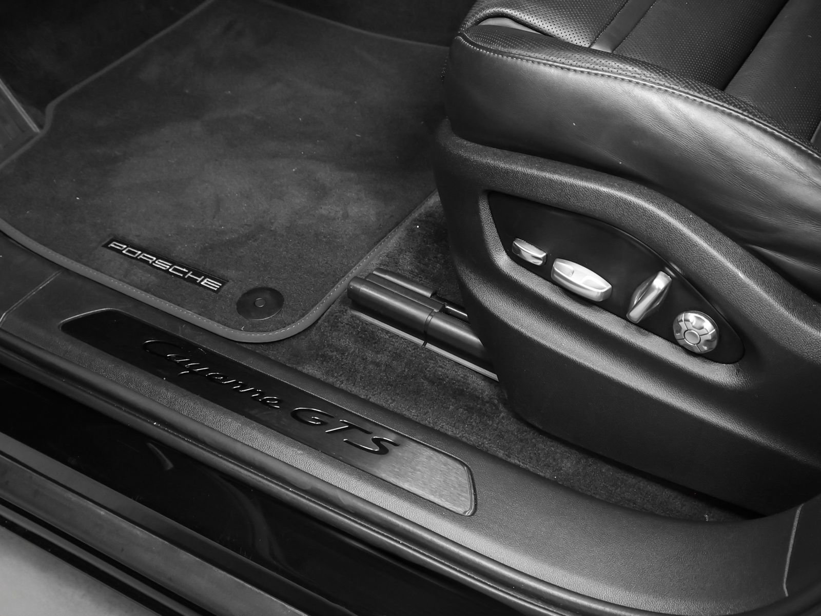 Certified 2021 Porsche Cayenne GTS AWD/4WD image 28