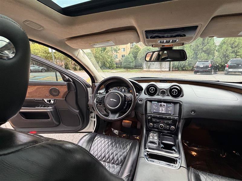 Used 2016 Jaguar XJ L Supercharged RWD image 31