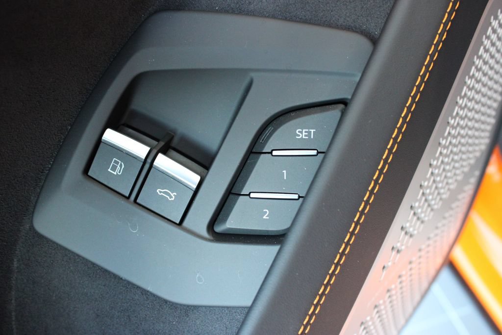 Used 2025 Lamborghini Urus SE AWD/4WD image 17