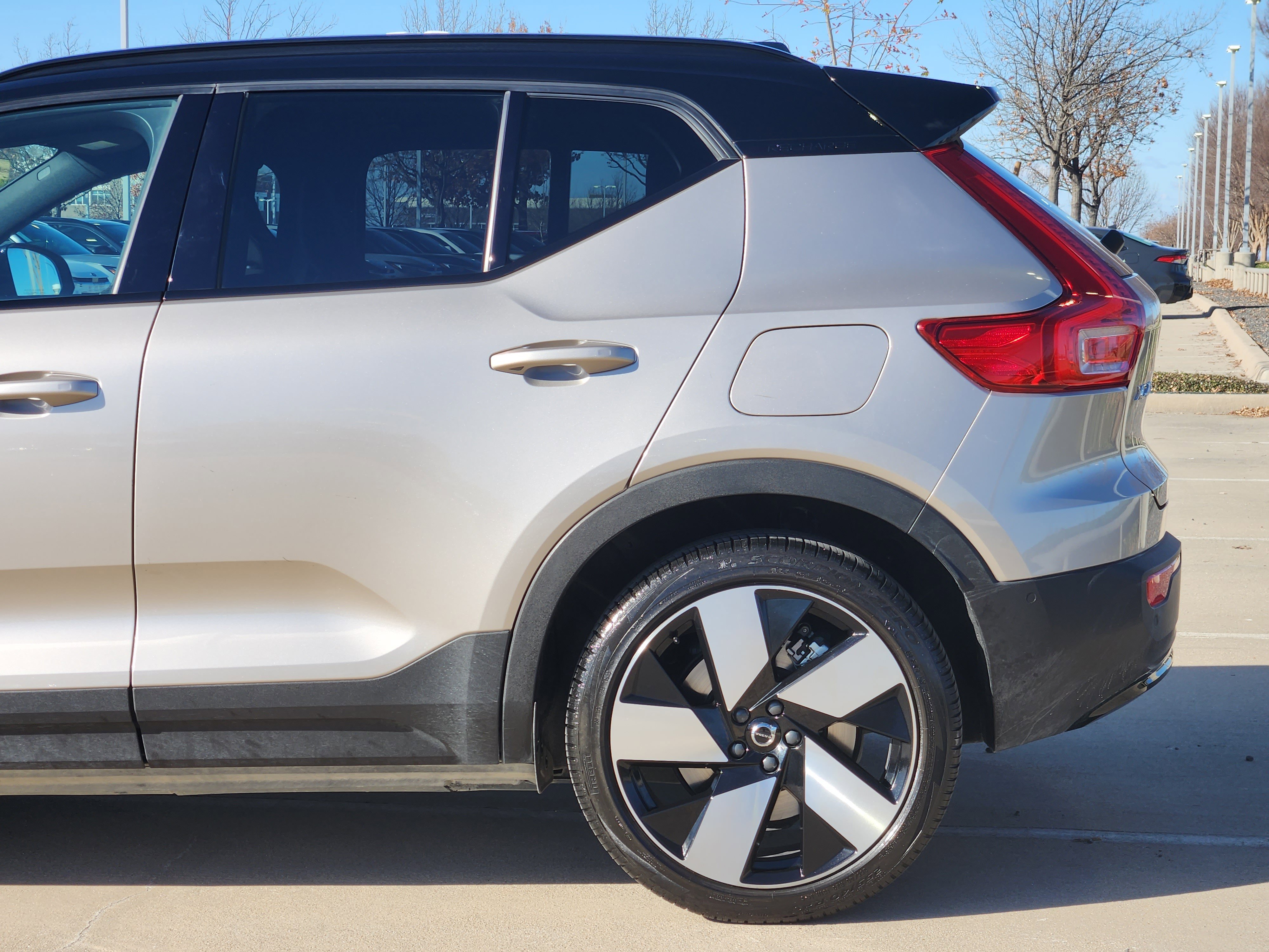 Used 2024 Volvo XC40 Recharge Plus w/ Protection Package Premier image 10