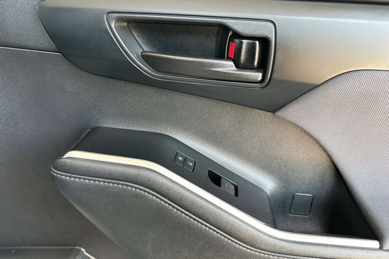 Used 2021 Toyota Highlander L FWD image 18
