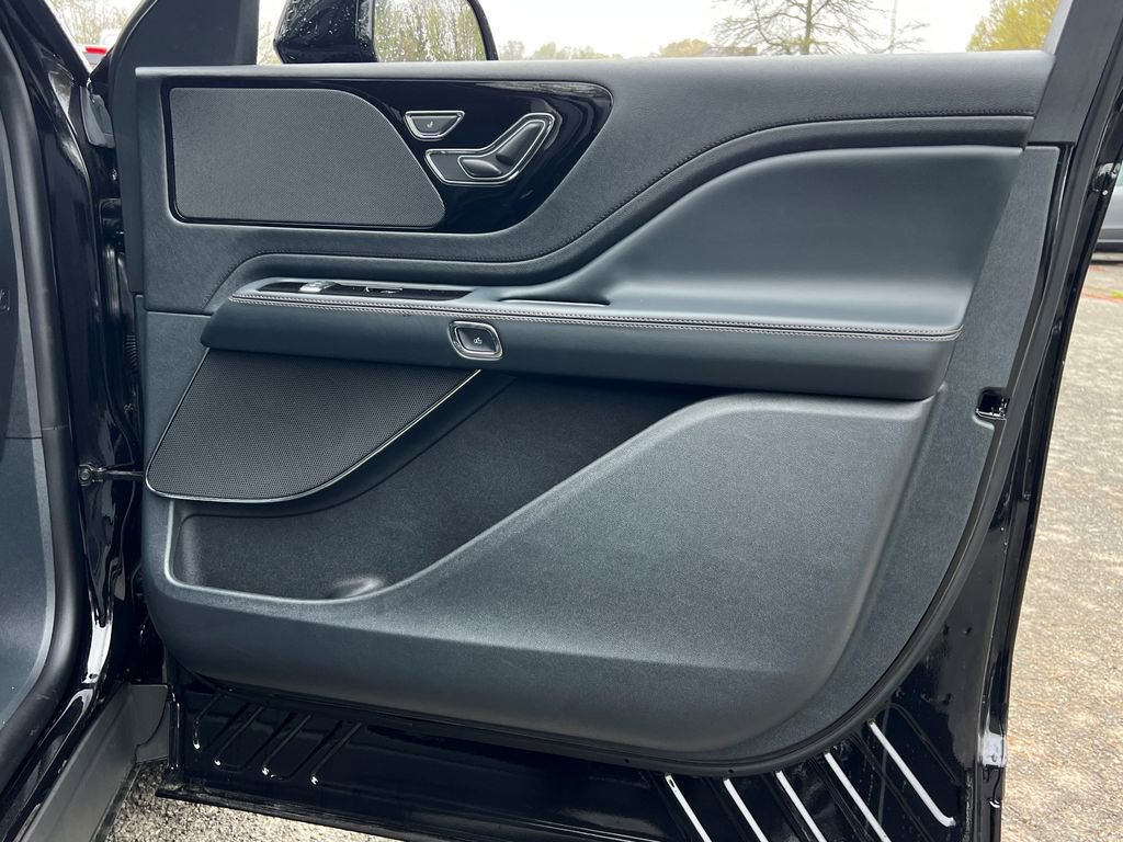 New 2026 Lincoln Aviator AWD w/ Jet Appearance Package image 7