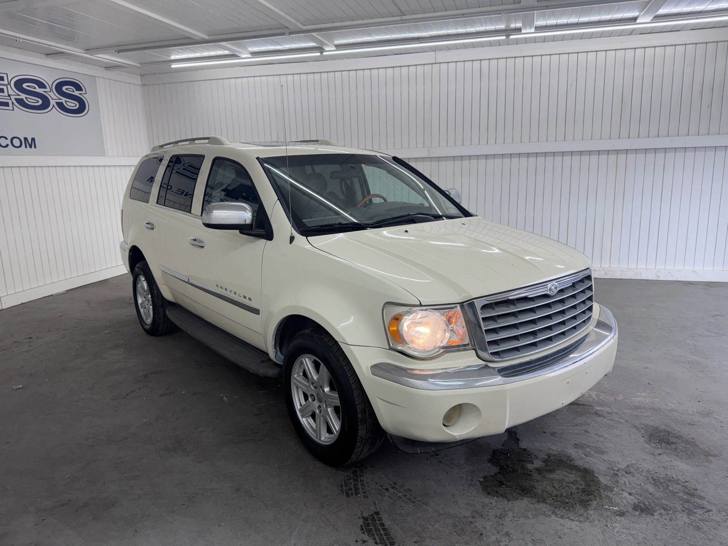 Used 2007 Chrysler Aspen Limited image 3