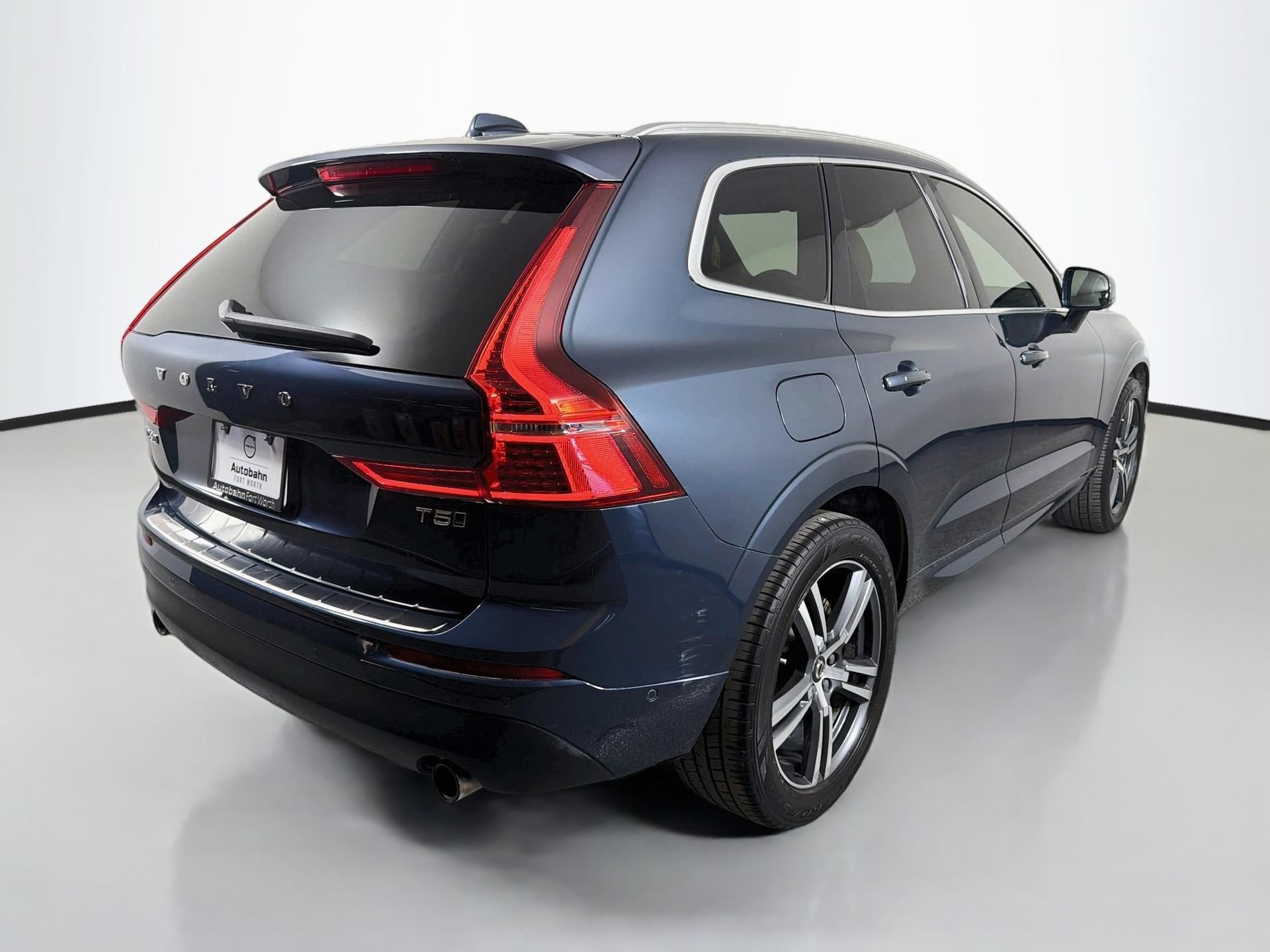 Used 2018 Volvo XC60 T5 Momentum w/ Convenience Package AWD/4WD image 6