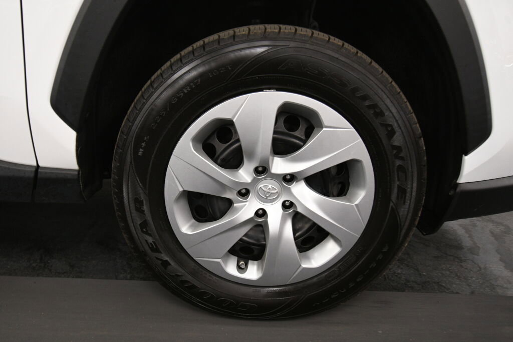 Used 2021 Toyota RAV4 LE w/ Carpet Mat Package (TMS) AWD/4WD image 28