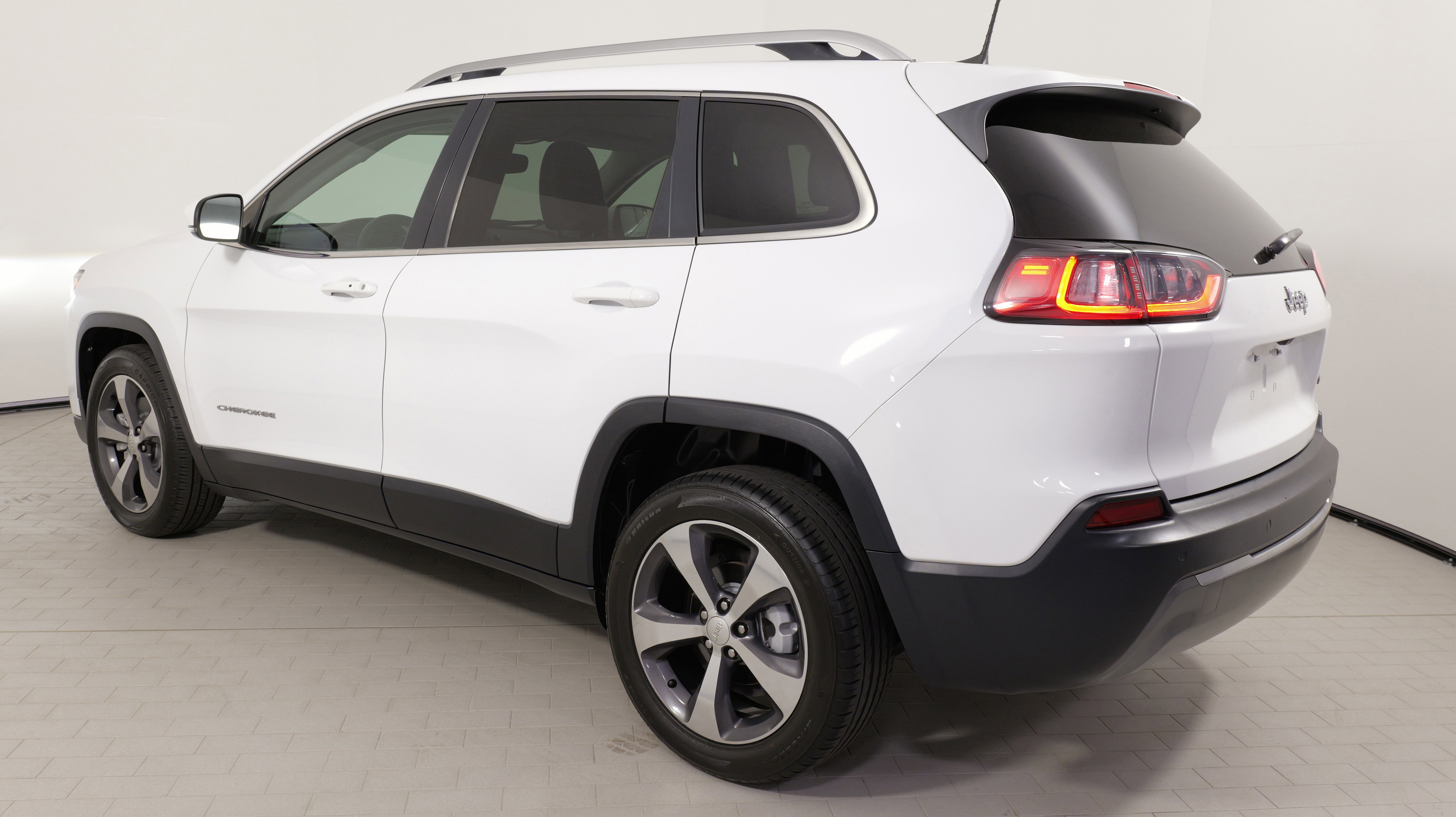 Used 2019 Jeep Cherokee Limited image 14
