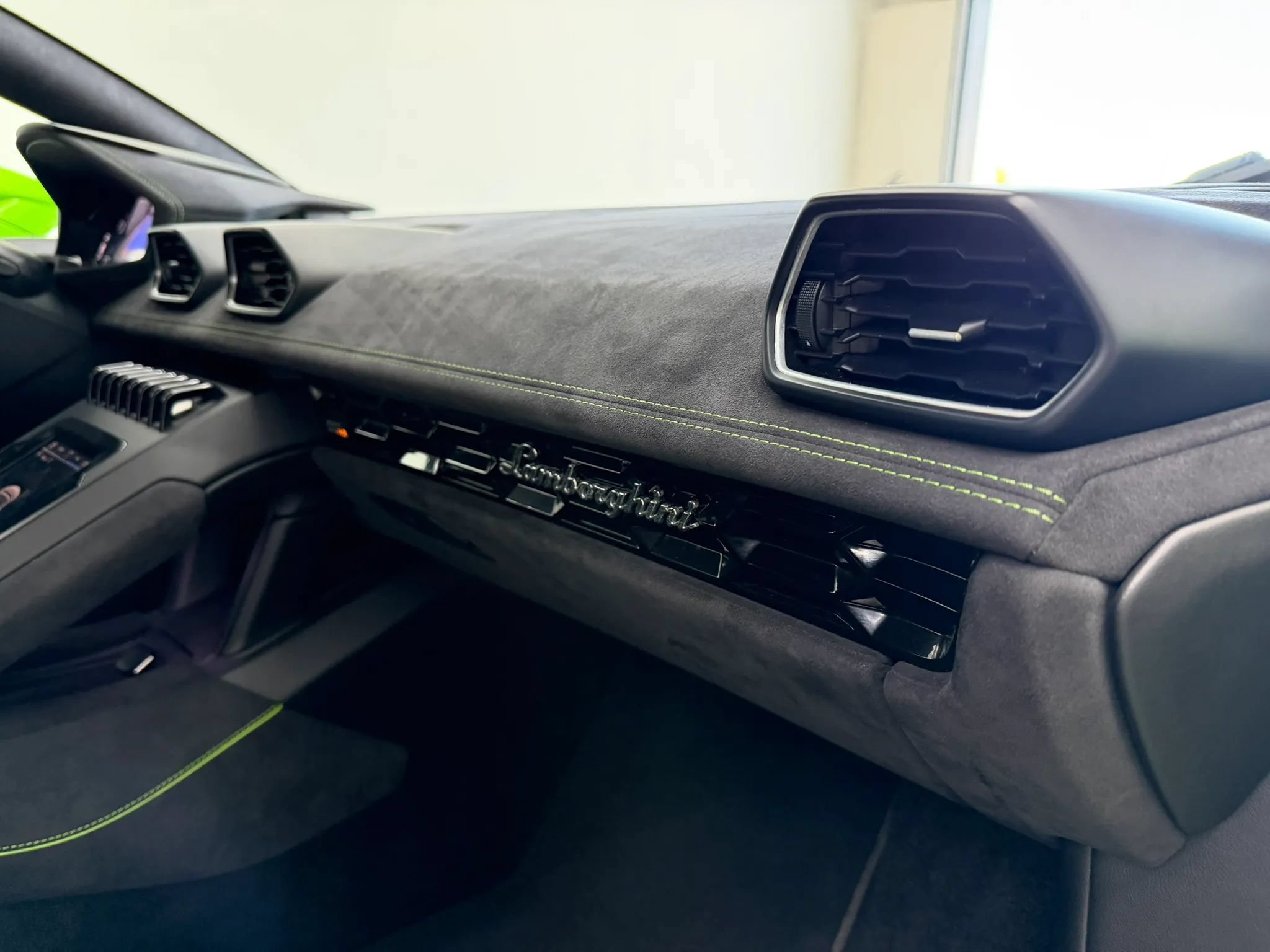 Used 2022 Lamborghini Huracan EVO RWD image 35