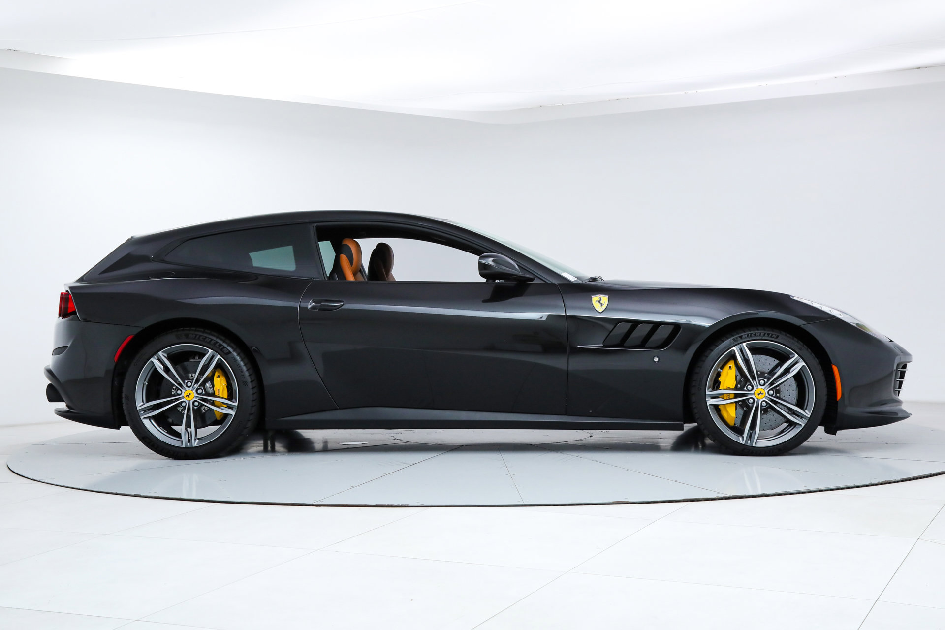 Certified 2018 Ferrari GTC4Lusso image 9