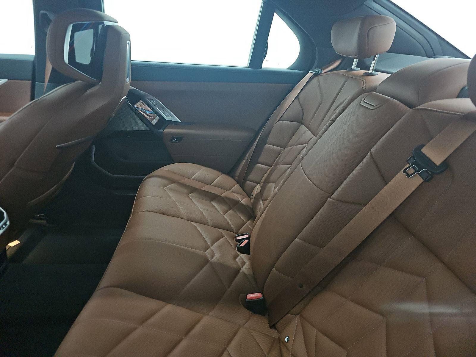 Used 2025 BMW 740i image 11