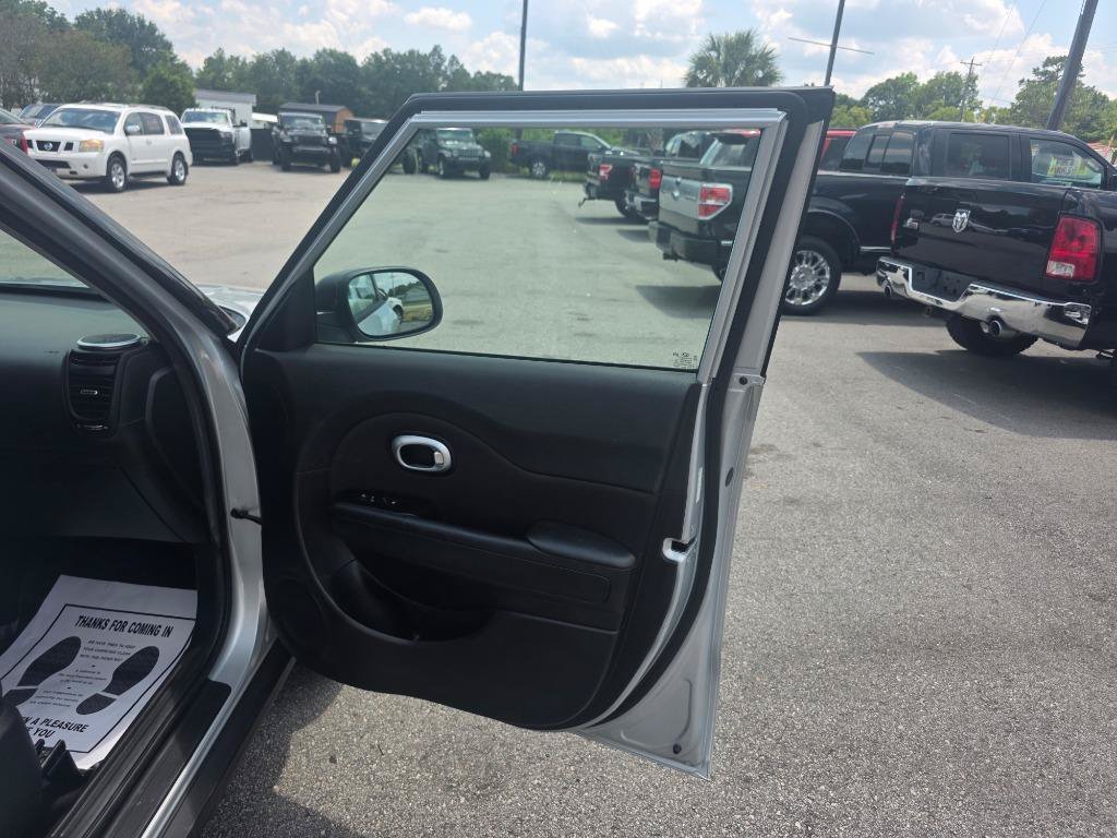 Used 2016 Kia Soul + FWD image 10
