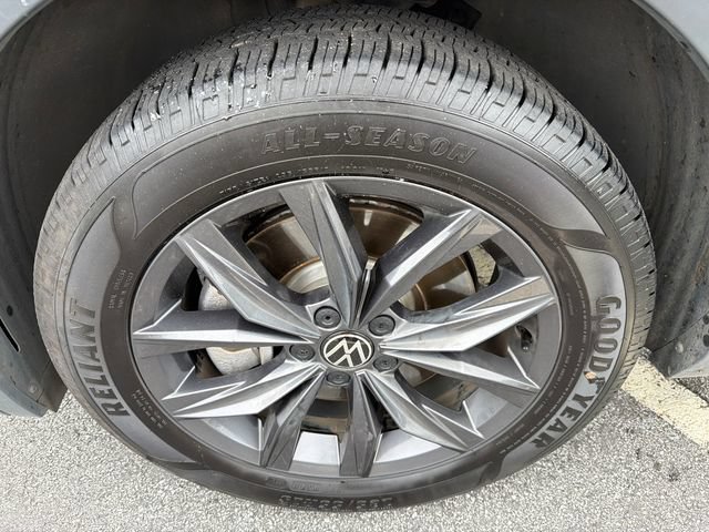 Used 2022 Volkswagen Tiguan SE w/ Panoramic Sunroof Package FWD image 11