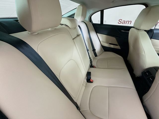 Used 2017 Jaguar XE Premium image 27