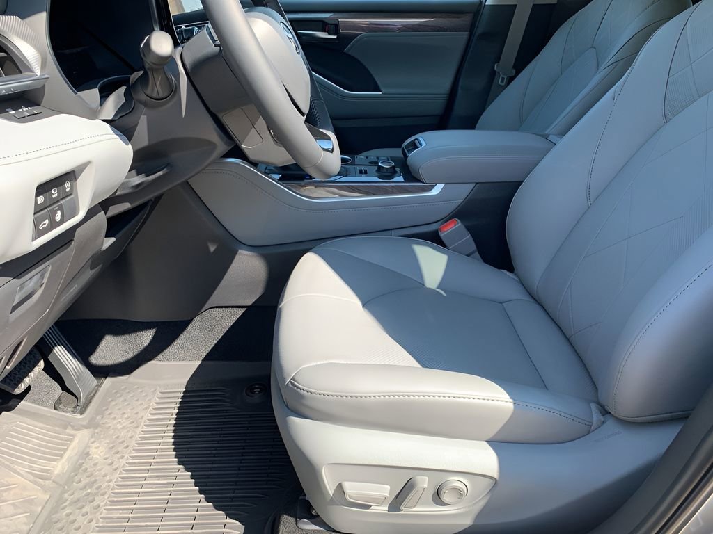 New 2025 Toyota Highlander Platinum image 10