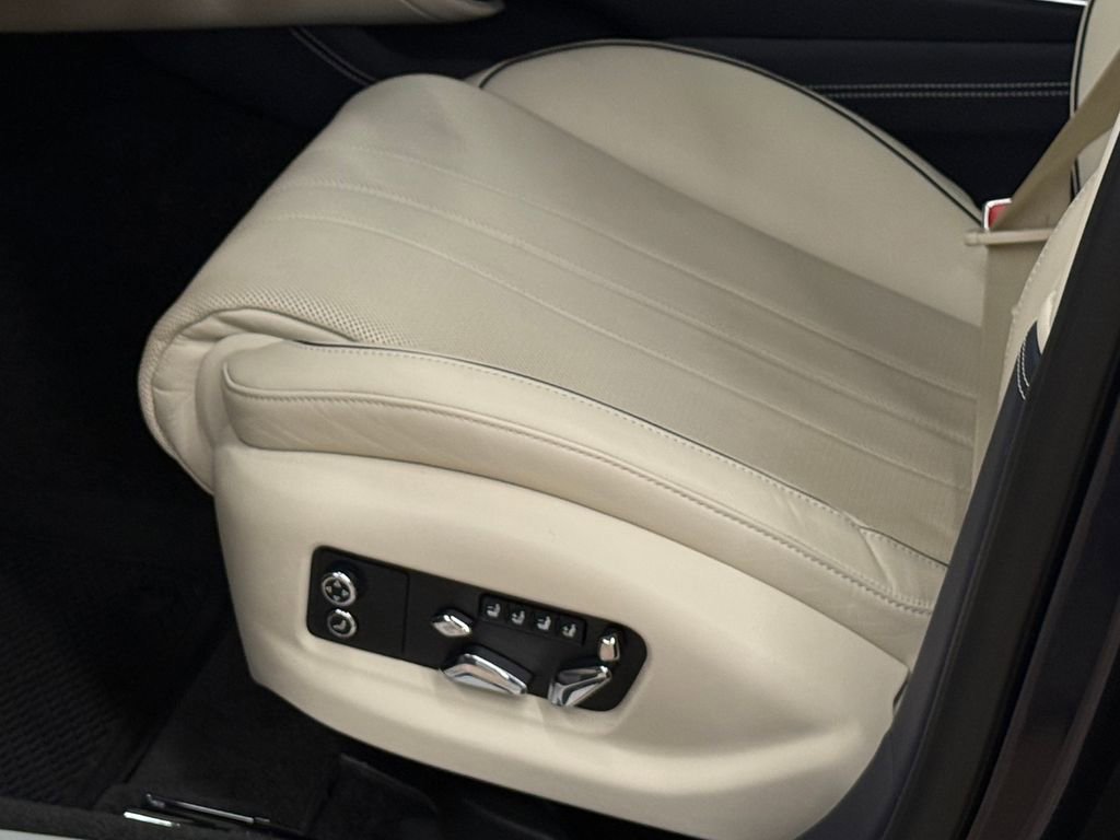 Used 2022 Bentley Flying Spur Plug-In Hybrid image 49