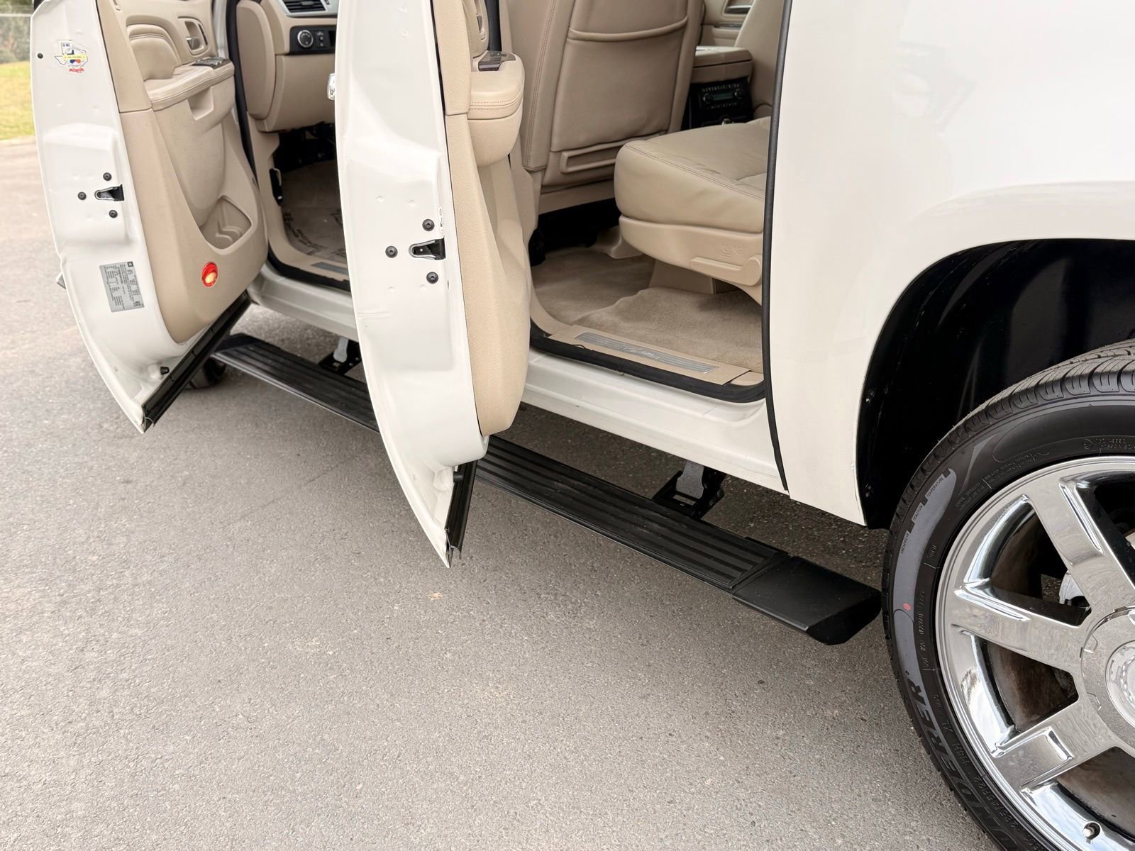 Used 2012 Cadillac Escalade ESV Luxury image 43