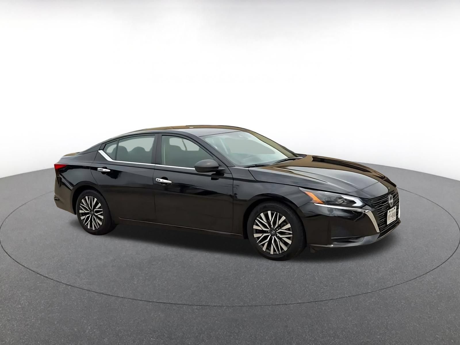 Used 2025 Nissan Altima 2.5 SV FWD image 2