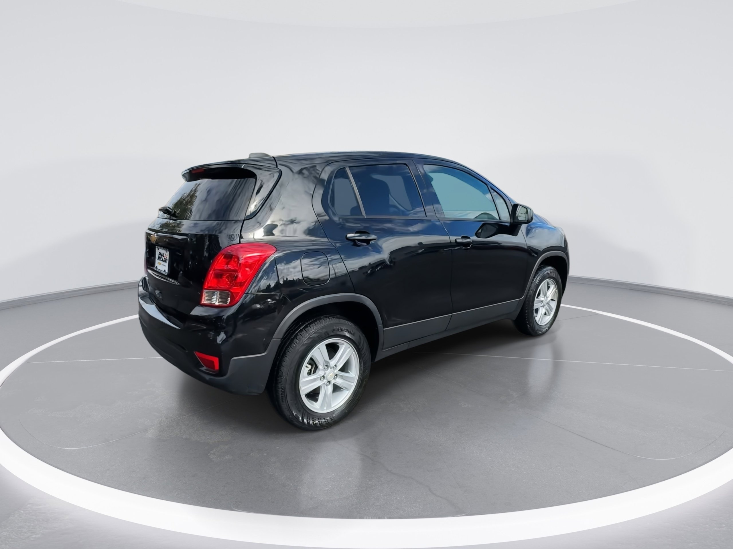 Used 2022 Chevrolet Trax LS w/ Tint and Cruise Package image 8