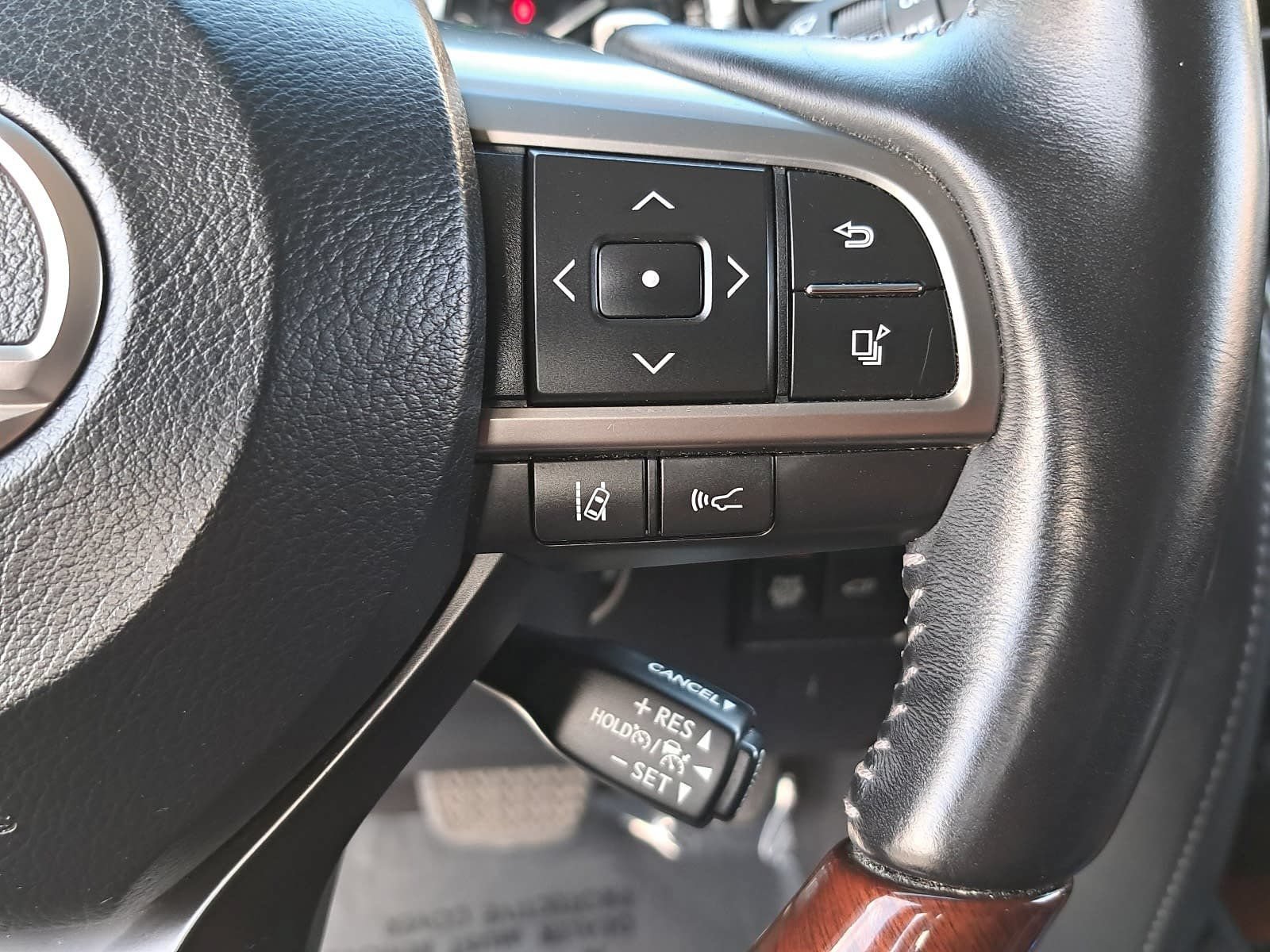 Used 2019 Lexus LX 570 4WD w/ Luxury Package image 20