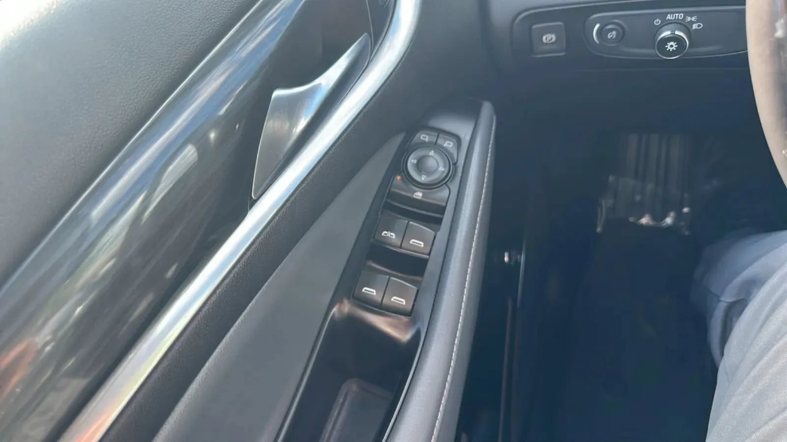 Used 2018 Buick Enclave Essence FWD image 18