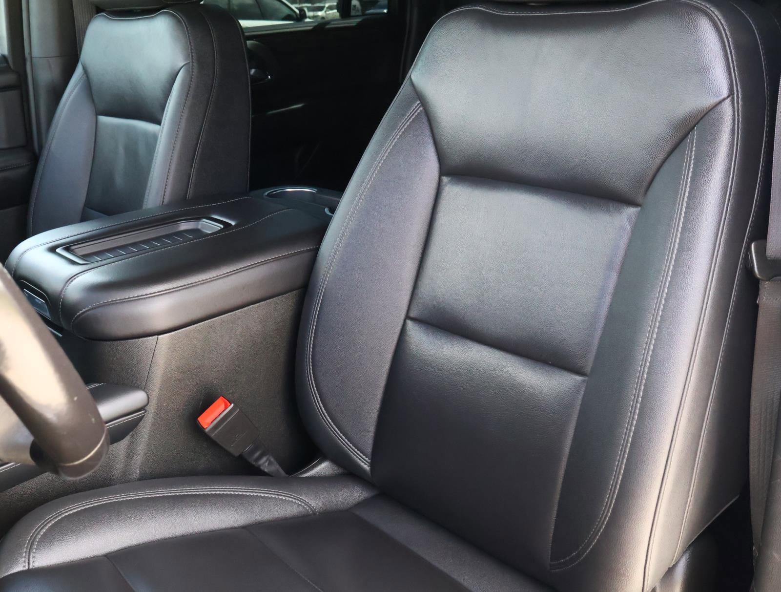 Used 2022 Chevrolet Suburban Z71 w/ Luxury Package image 17