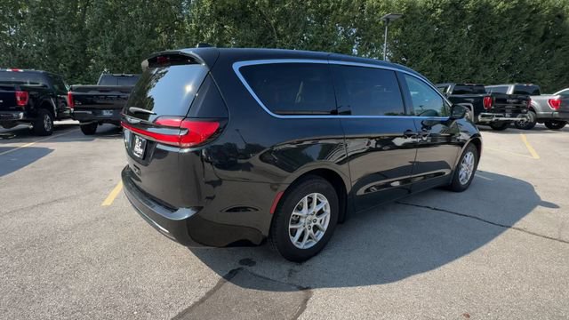Used 2023 Chrysler Pacifica Touring-L FWD image 8