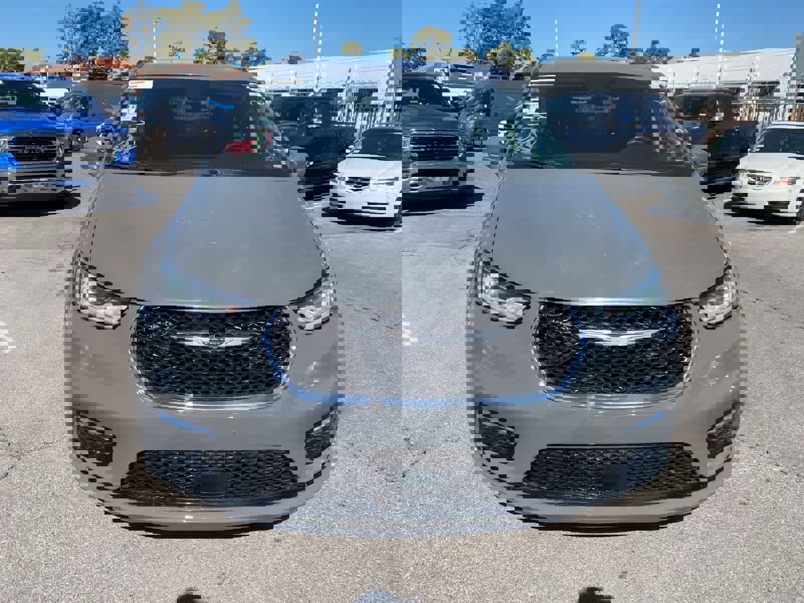 Used 2022 Chrysler Pacifica Touring-L image 2