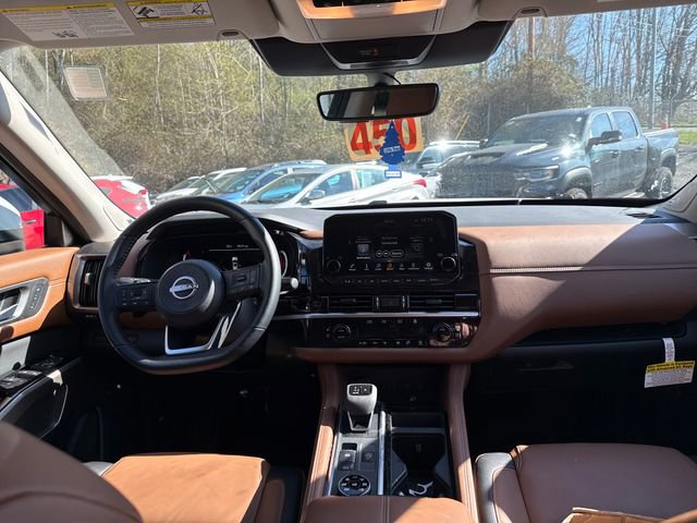 Used 2025 Nissan Pathfinder Platinum w/ Black Appearance Package image 13