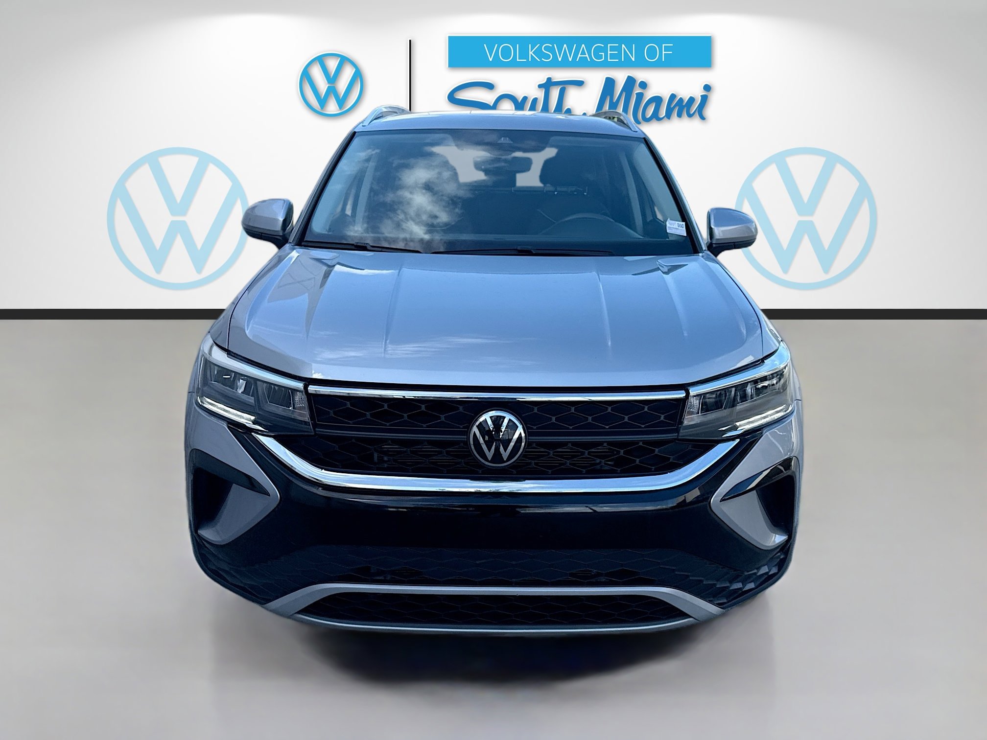 Certified 2024 Volkswagen Taos SE FWD image 2