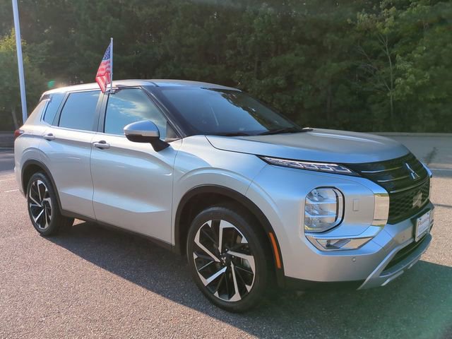 Used 2024 Mitsubishi Outlander SE image 2