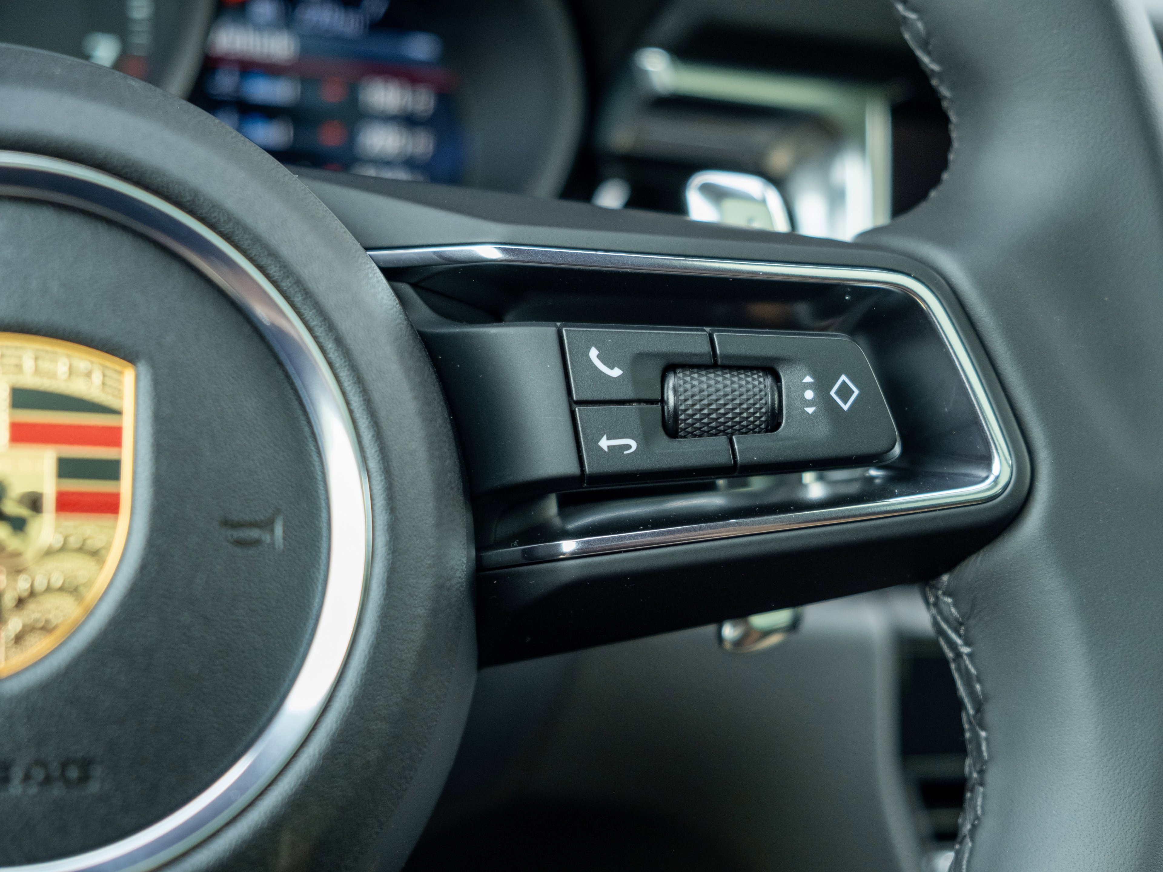 Certified 2025 Porsche Macan image 27