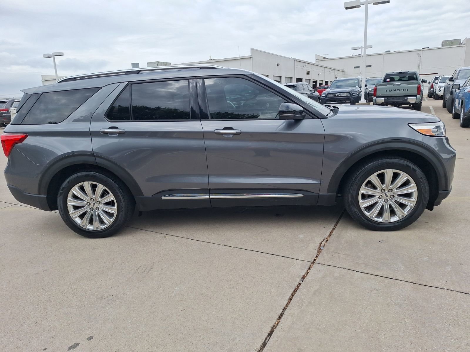 Used 2022 Ford Explorer Limited w/ Equipment Group 301A RWD image 7