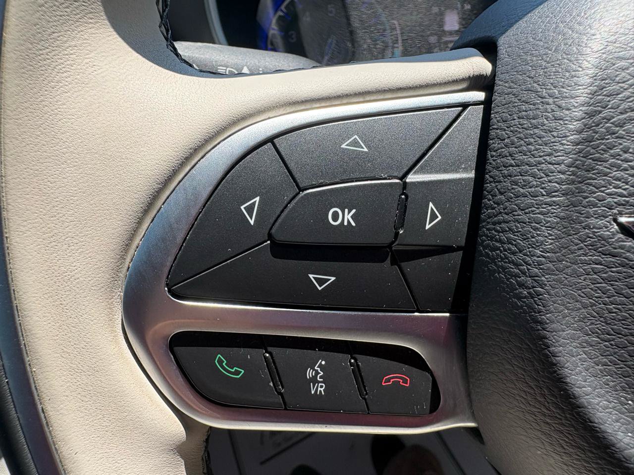 Used 2017 Chrysler Pacifica Limited w/ UConnect Theater Package FWD image 14