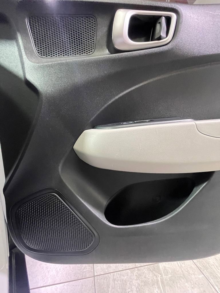 Used 2020 Hyundai Venue SEL image 32