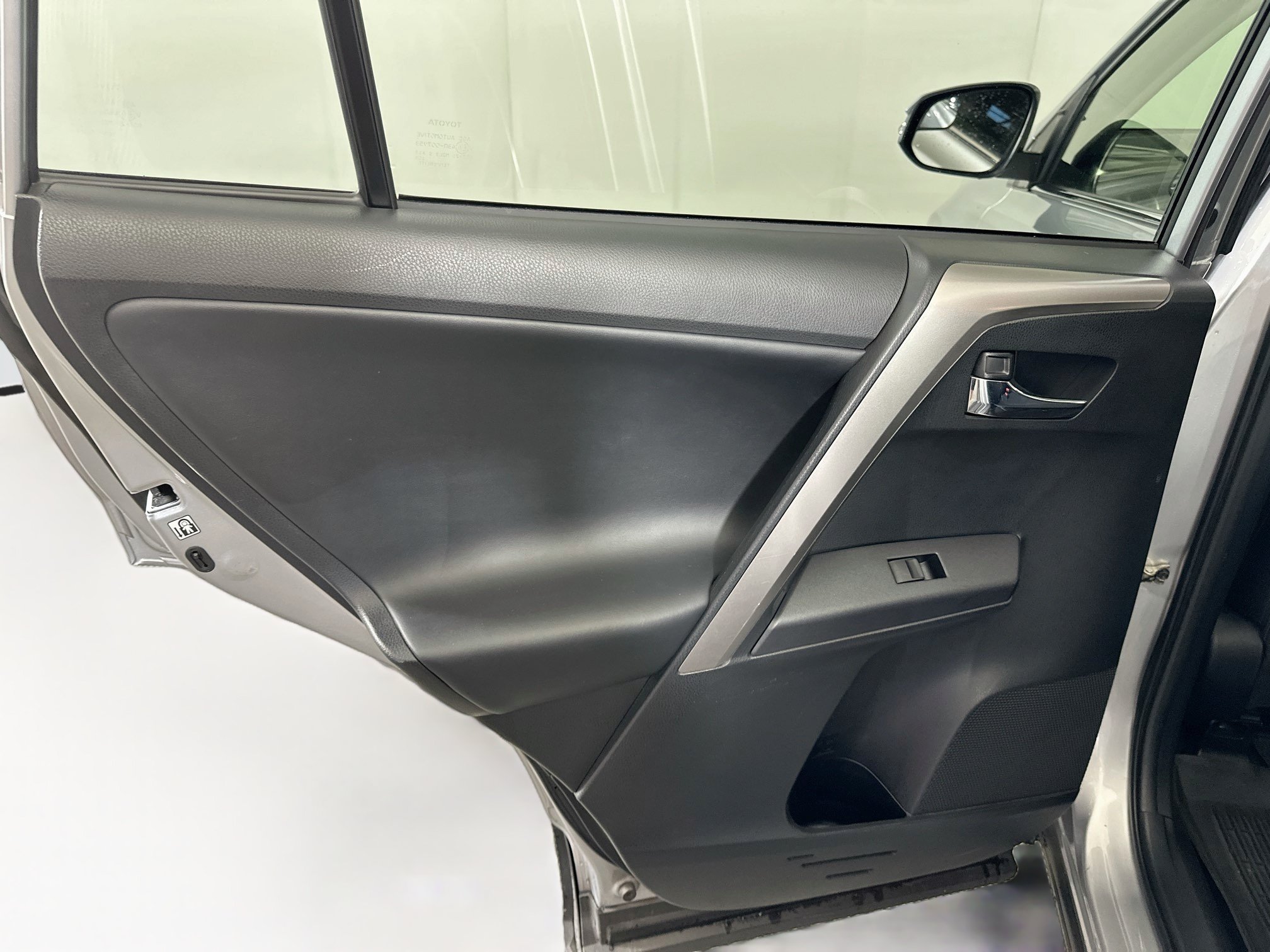 Used 2018 Toyota RAV4 XLE w/ All Weather Liner Package FWD image 25