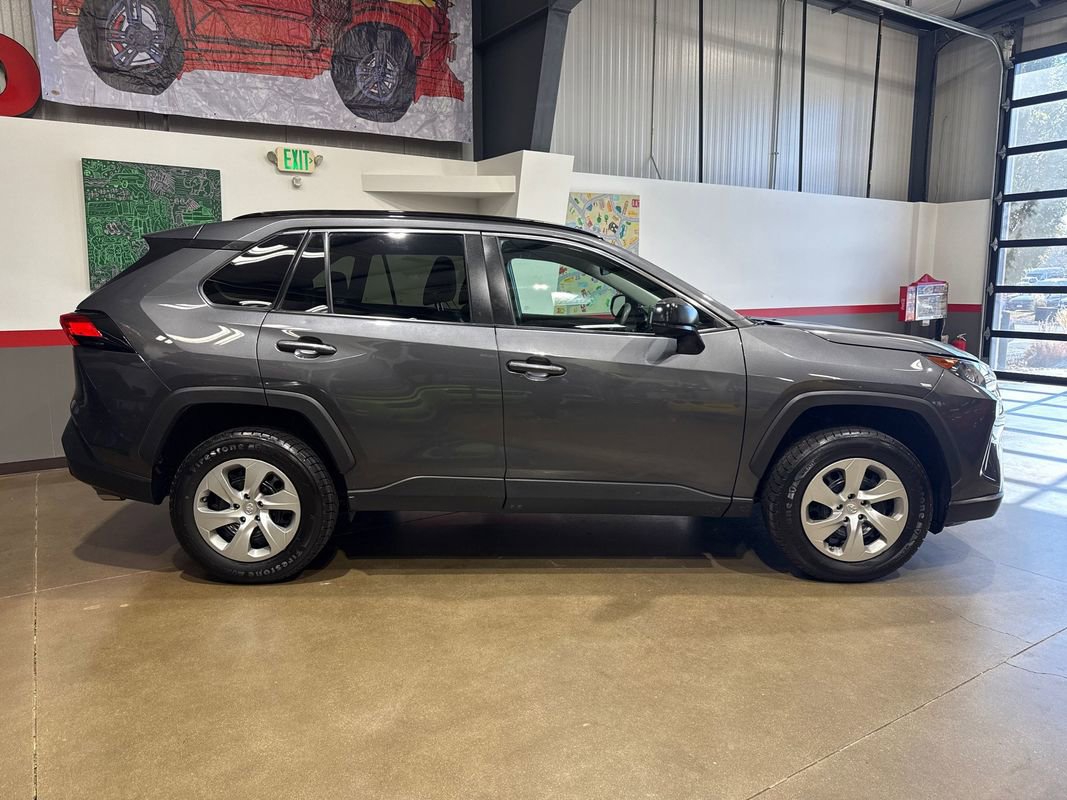 Used 2021 Toyota RAV4 LE AWD/4WD image 3