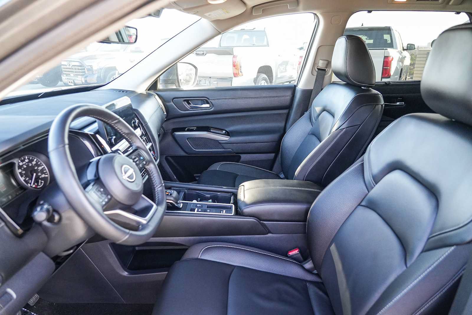 Used 2025 Nissan Pathfinder SL w/ Black Appearance Package FWD image 17