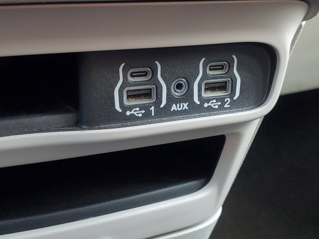 Used 2024 Chrysler Pacifica Touring-L FWD image 29