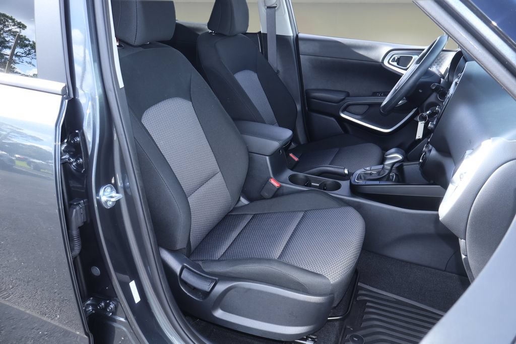 Used 2025 Kia Soul LX w/ LX Technology Package FWD image 22