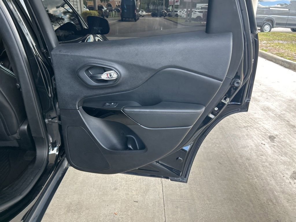 Used 2019 Jeep Cherokee Altitude image 28