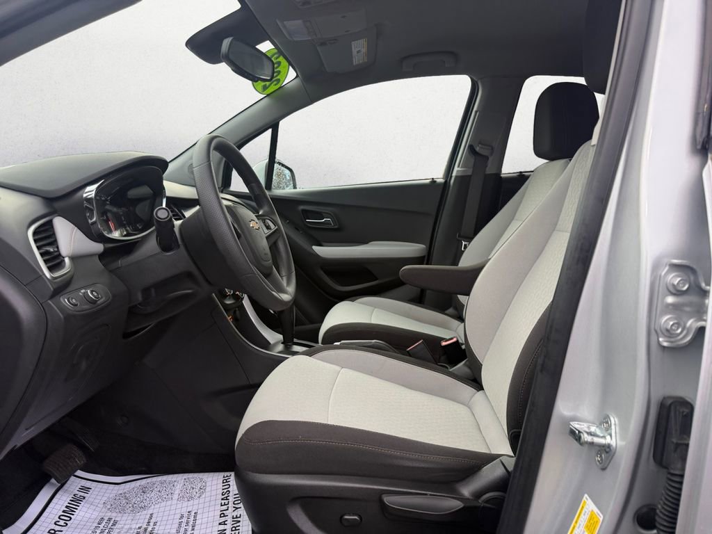 Used 2022 Chevrolet Trax LS w/ Tint and Cruise Package image 10