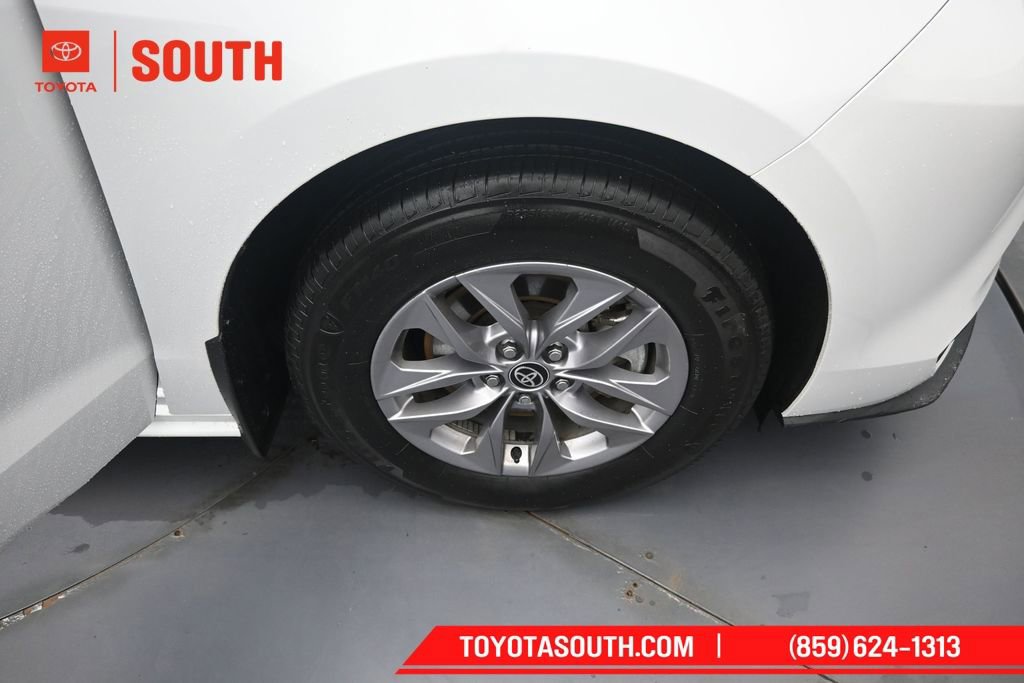 Used 2025 Toyota Sienna XLE FWD image 39