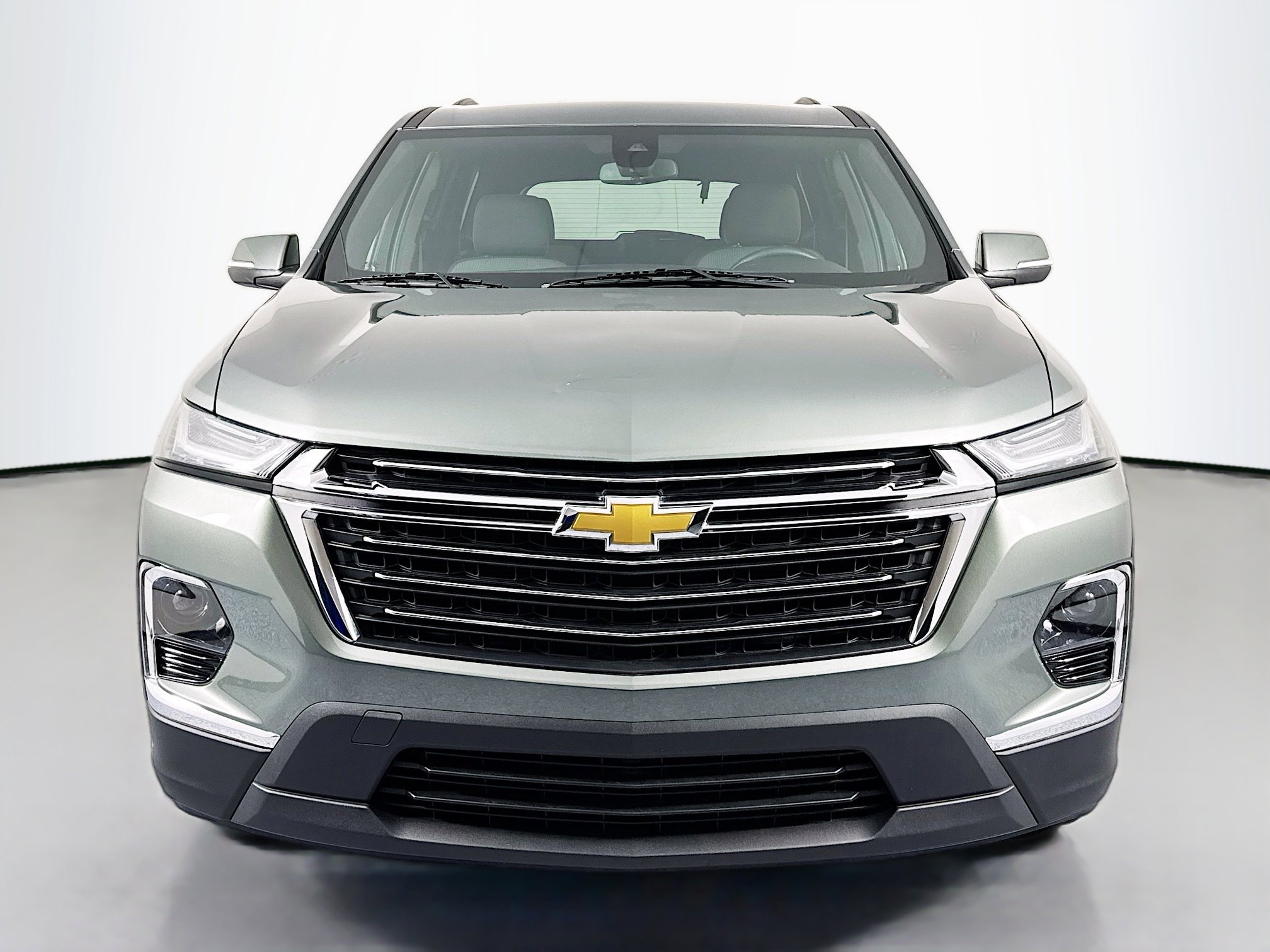 Used 2023 Chevrolet Traverse LT image 2