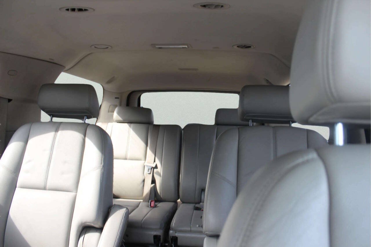 Used 2008 Chevrolet Suburban LT w/ LT Preferred Equipment Group AWD/4WD image 10