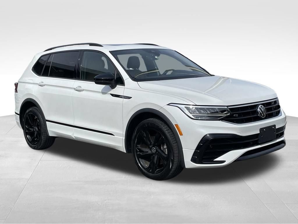 Used 2023 Volkswagen Tiguan SE R-Line AWD/4WD image 3