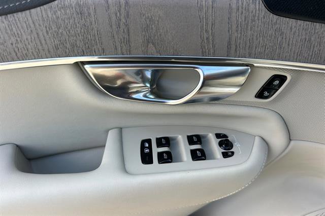 Certified 2025 Volvo XC90 T8 Ultra w/ Protection Package Premier image 10