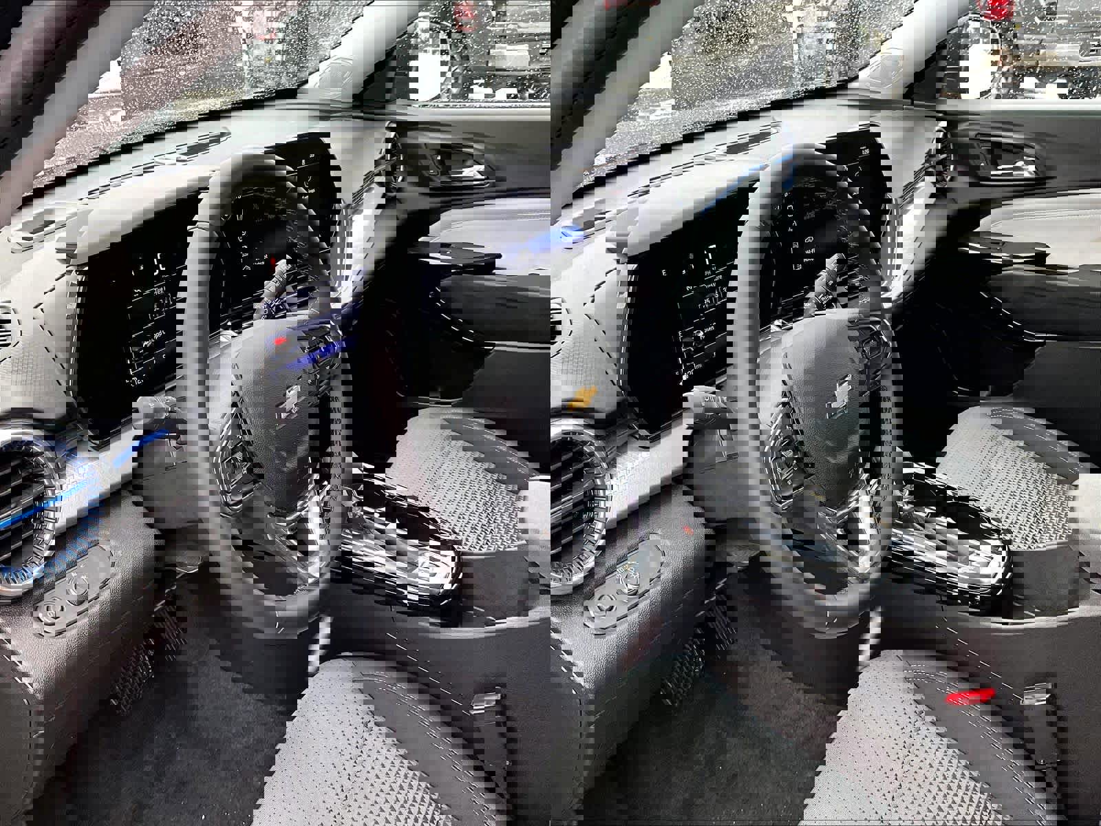 Used 2025 Chevrolet Trax LT w/ LT Convenience Package image 8