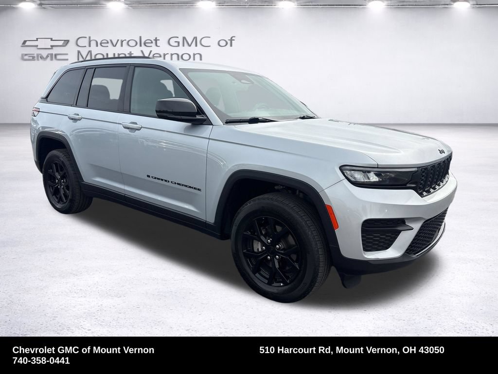 Used 2025 Jeep Grand Cherokee Altitude AWD/4WD image 8