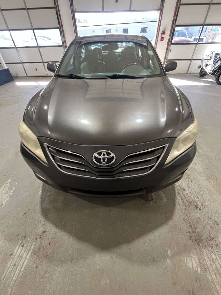 Used 2011 Toyota Camry XLE w/ SE/XLE Extra-Value Pkg image 3