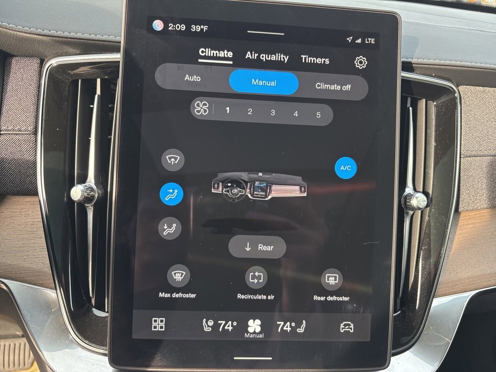 Certified 2025 Volvo XC90 B6 Plus image 27