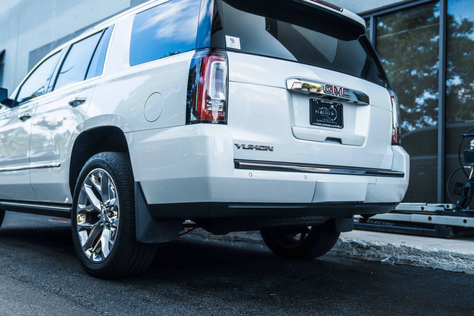 Used 2018 GMC Yukon Denali w/ Open Road Package RWD image 12